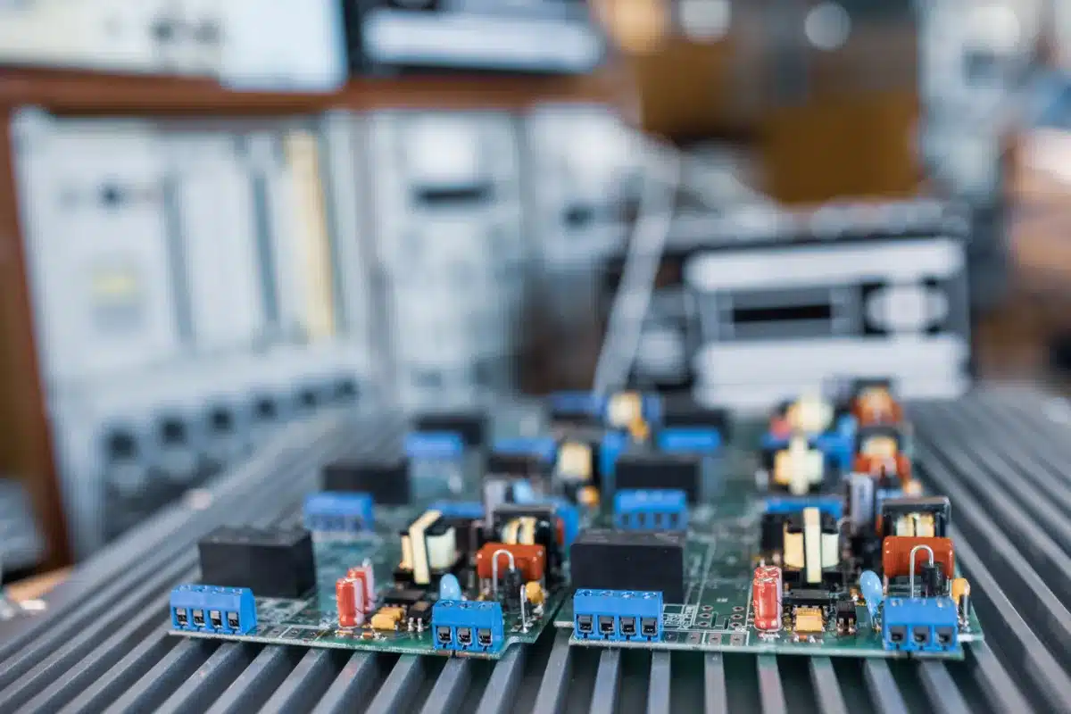 Gros plan sur des microcircuits électroniques verts