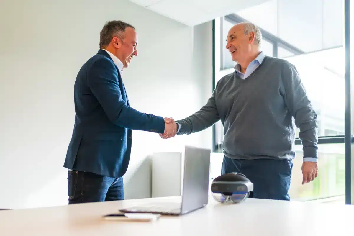 Poignée de main entre deux hommes d'affaires lors d'une réunion