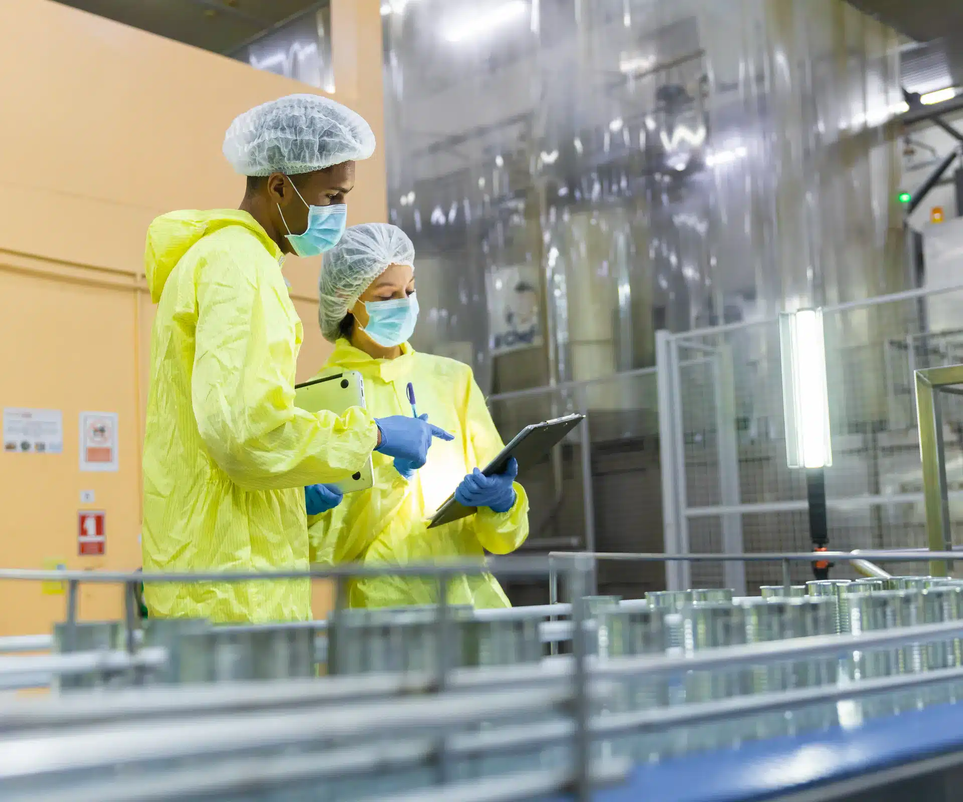 Ouvriers industriels en combinaison de protection au travail