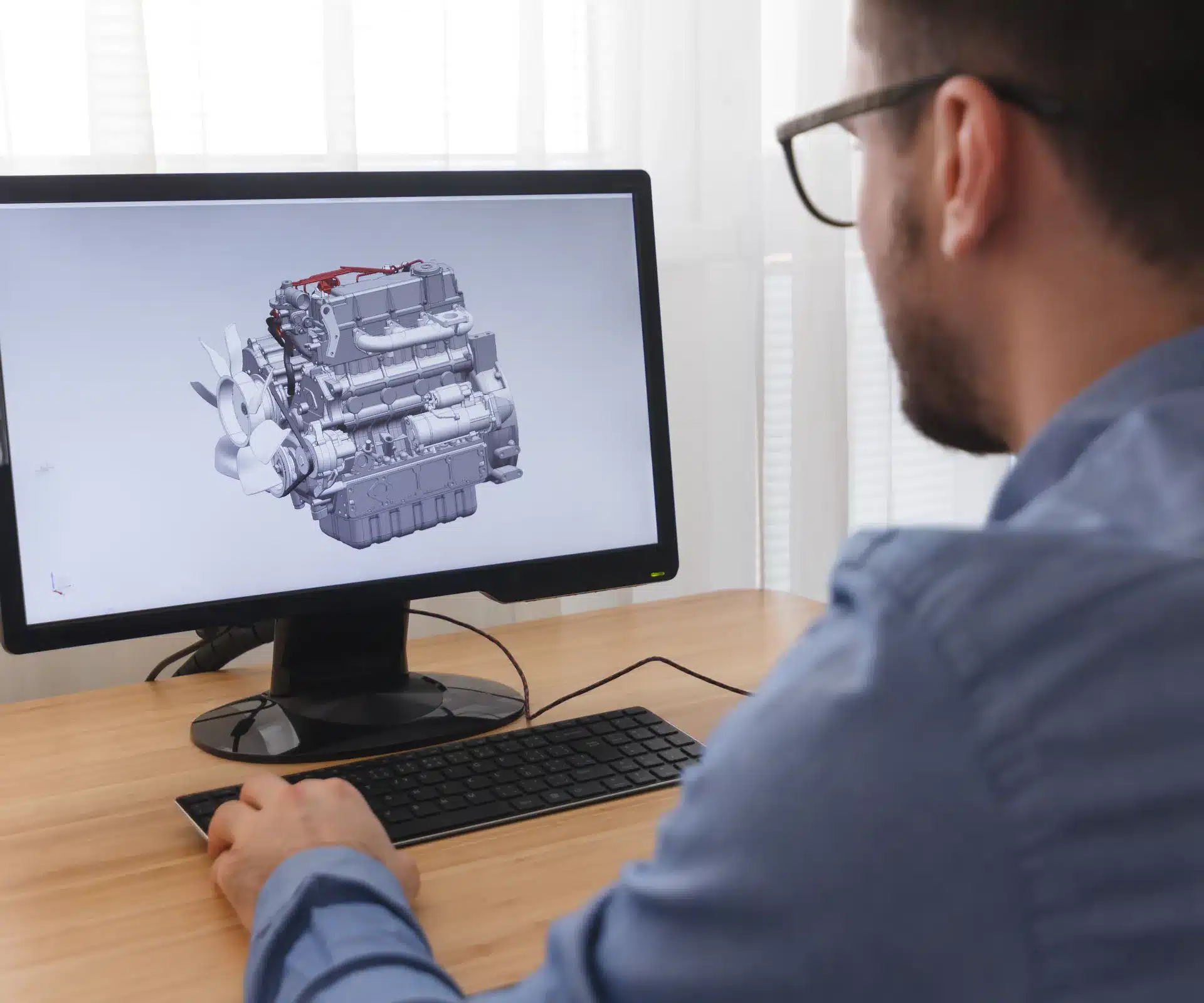 Ingénieur travaillant sur la conception d'un moteur sur ordinateur